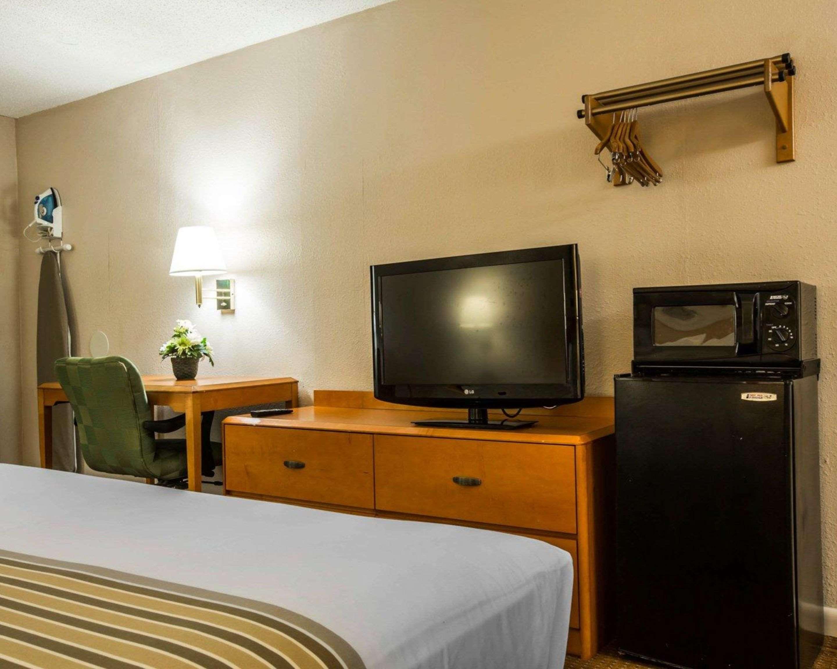 Econo Lodge Inn & Suites At Fort Moore Columbus Exterior foto