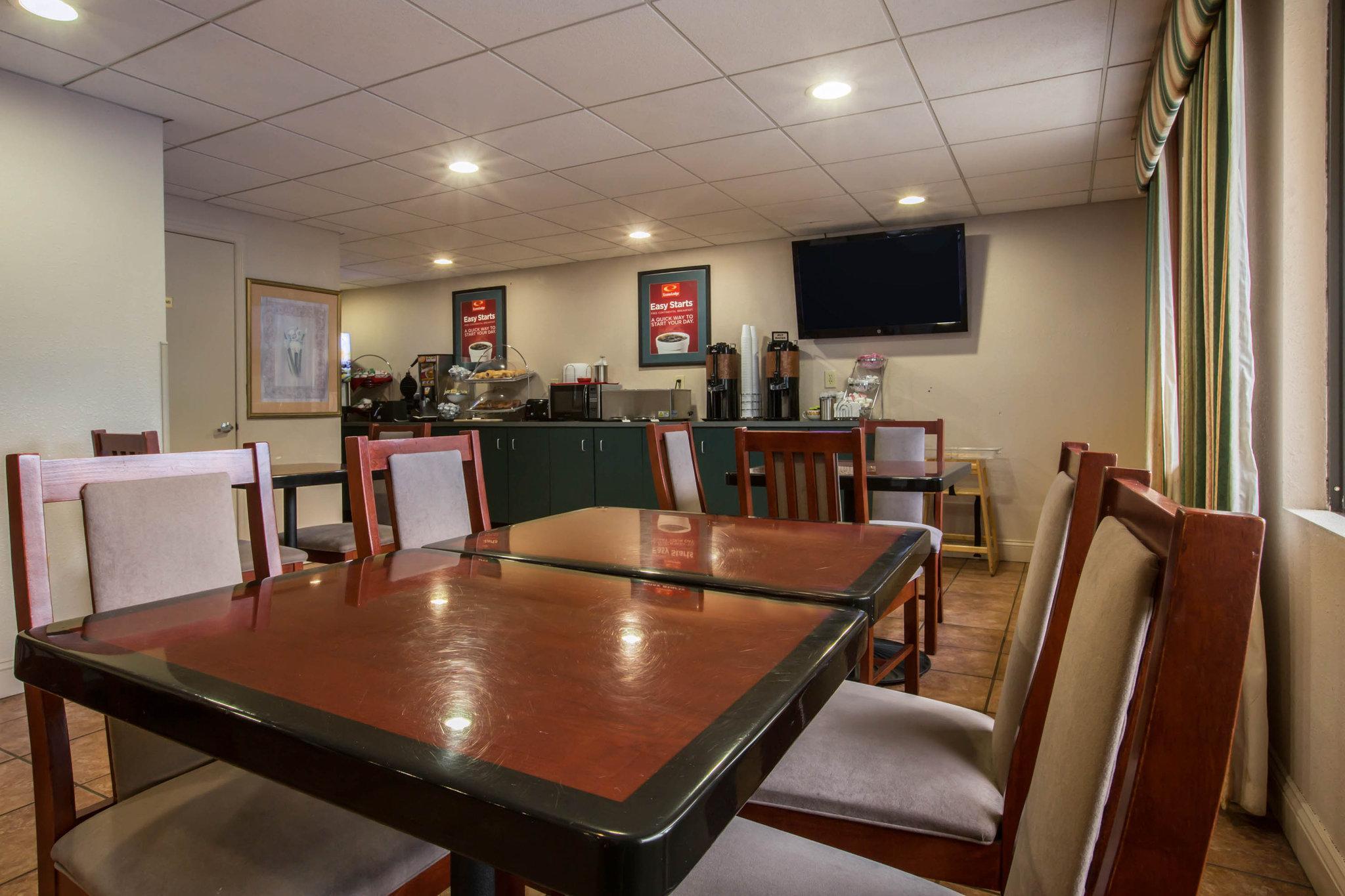 Econo Lodge Inn & Suites At Fort Moore Columbus Exterior foto