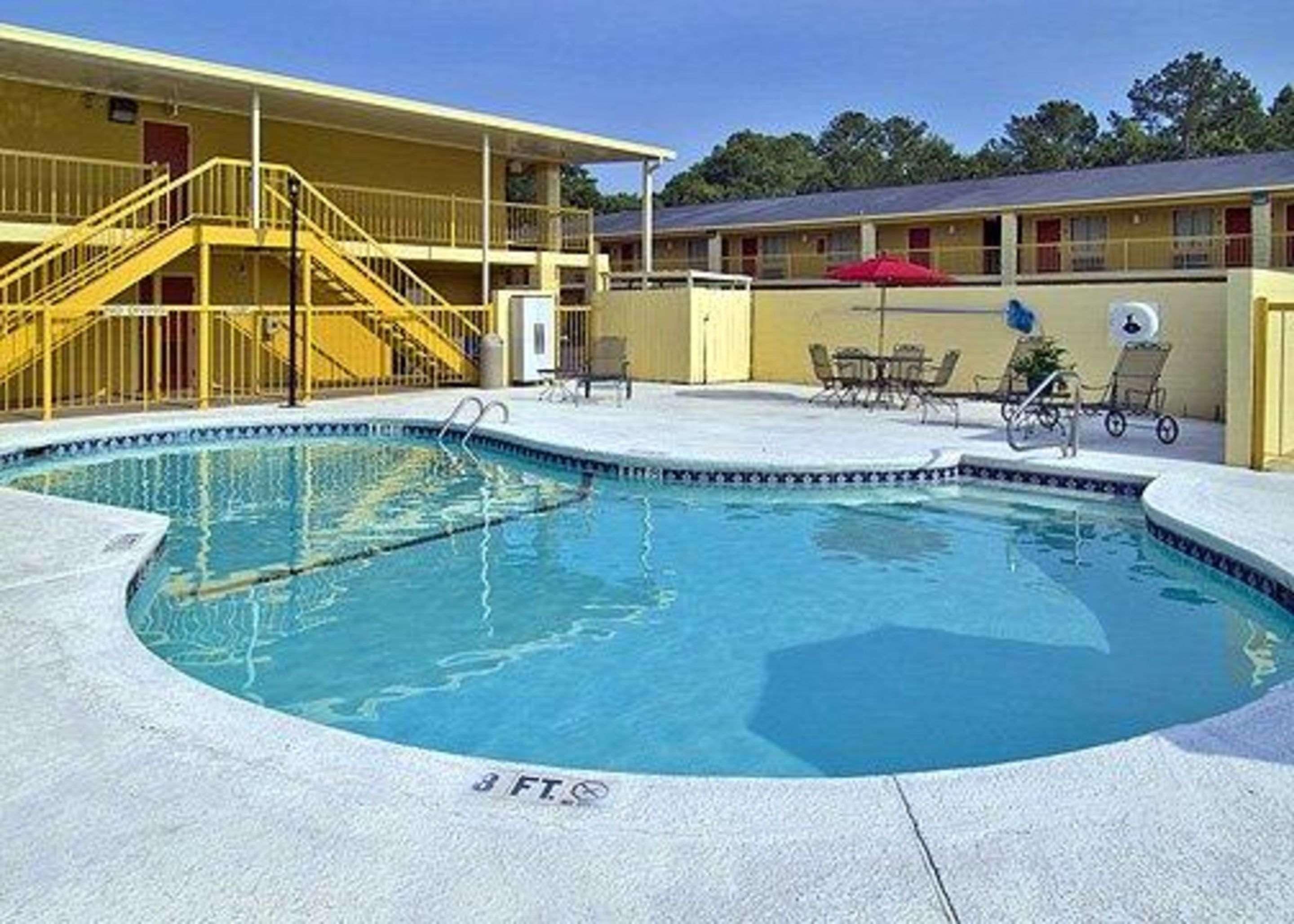 Econo Lodge Inn & Suites At Fort Moore Columbus Exterior foto