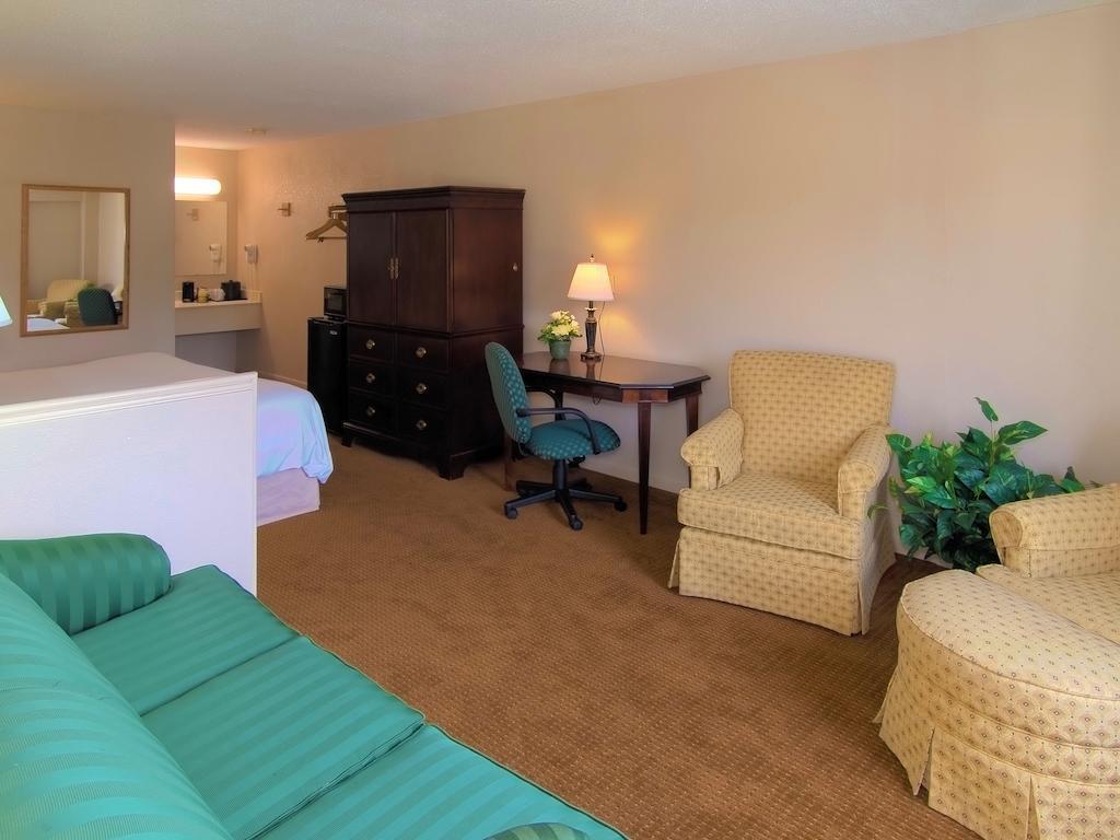 Econo Lodge Inn & Suites At Fort Moore Columbus Exterior foto