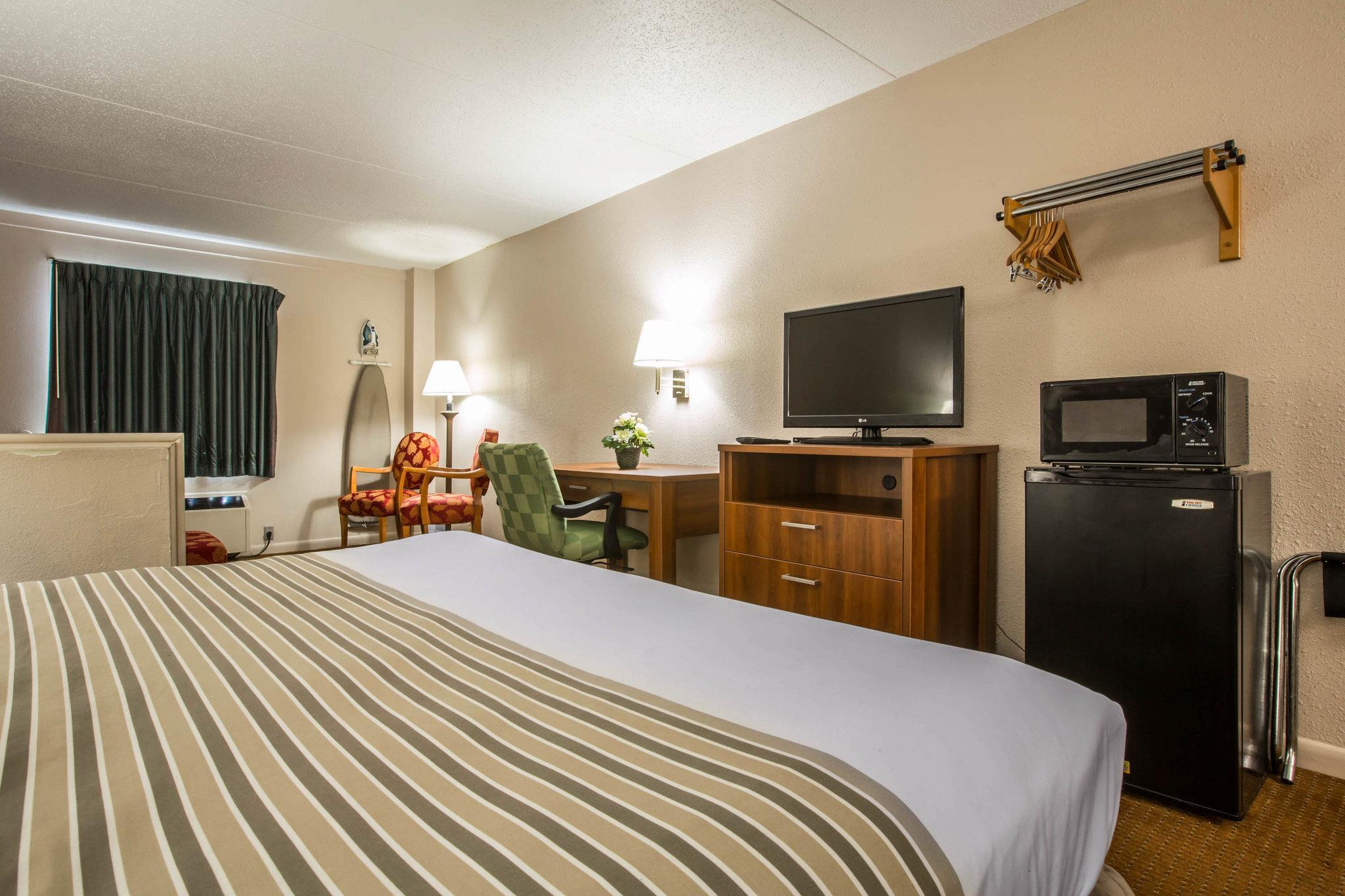 Econo Lodge Inn & Suites At Fort Moore Columbus Exterior foto