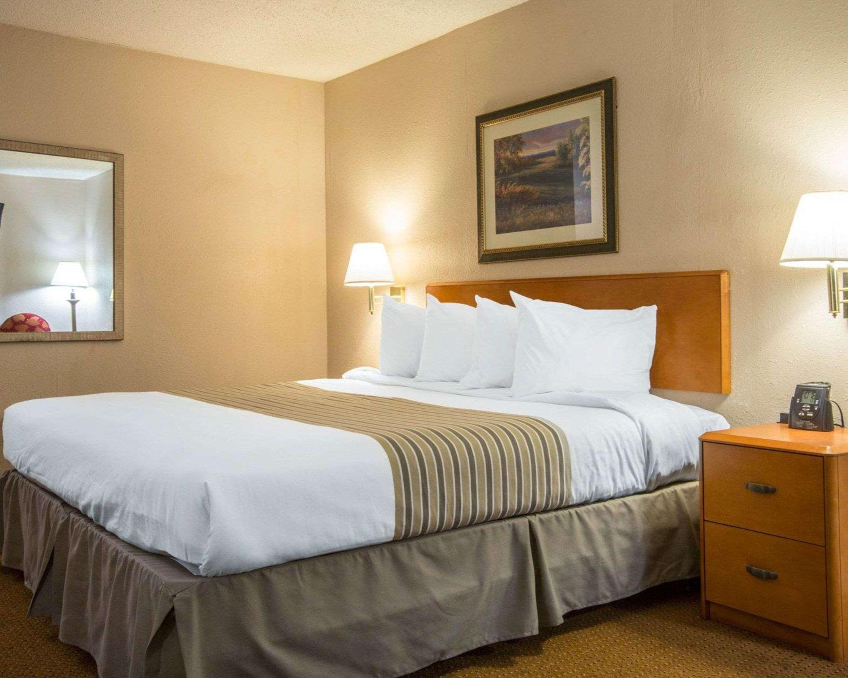 Econo Lodge Inn & Suites At Fort Moore Columbus Exterior foto