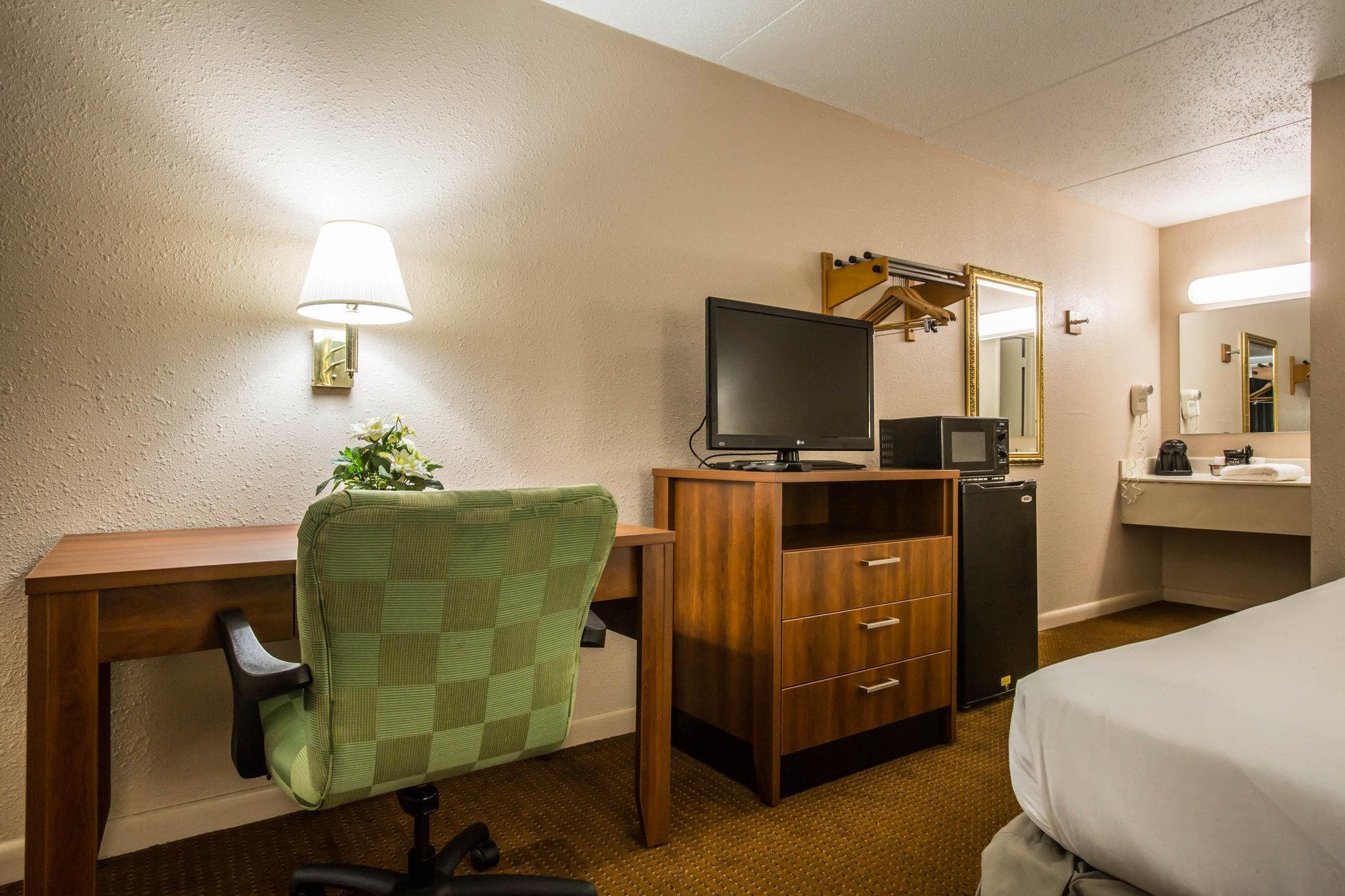 Econo Lodge Inn & Suites At Fort Moore Columbus Exterior foto
