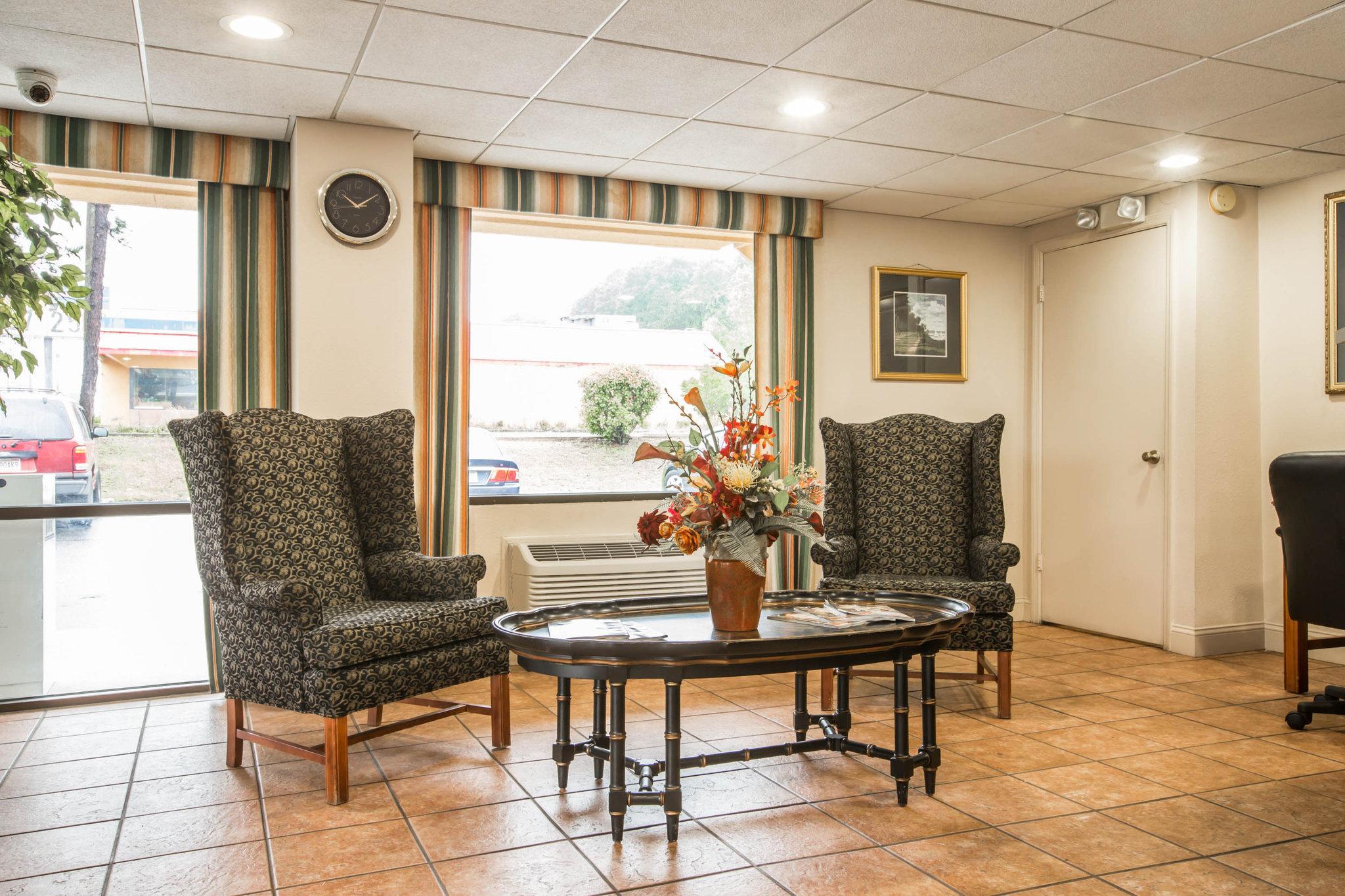 Econo Lodge Inn & Suites At Fort Moore Columbus Exterior foto