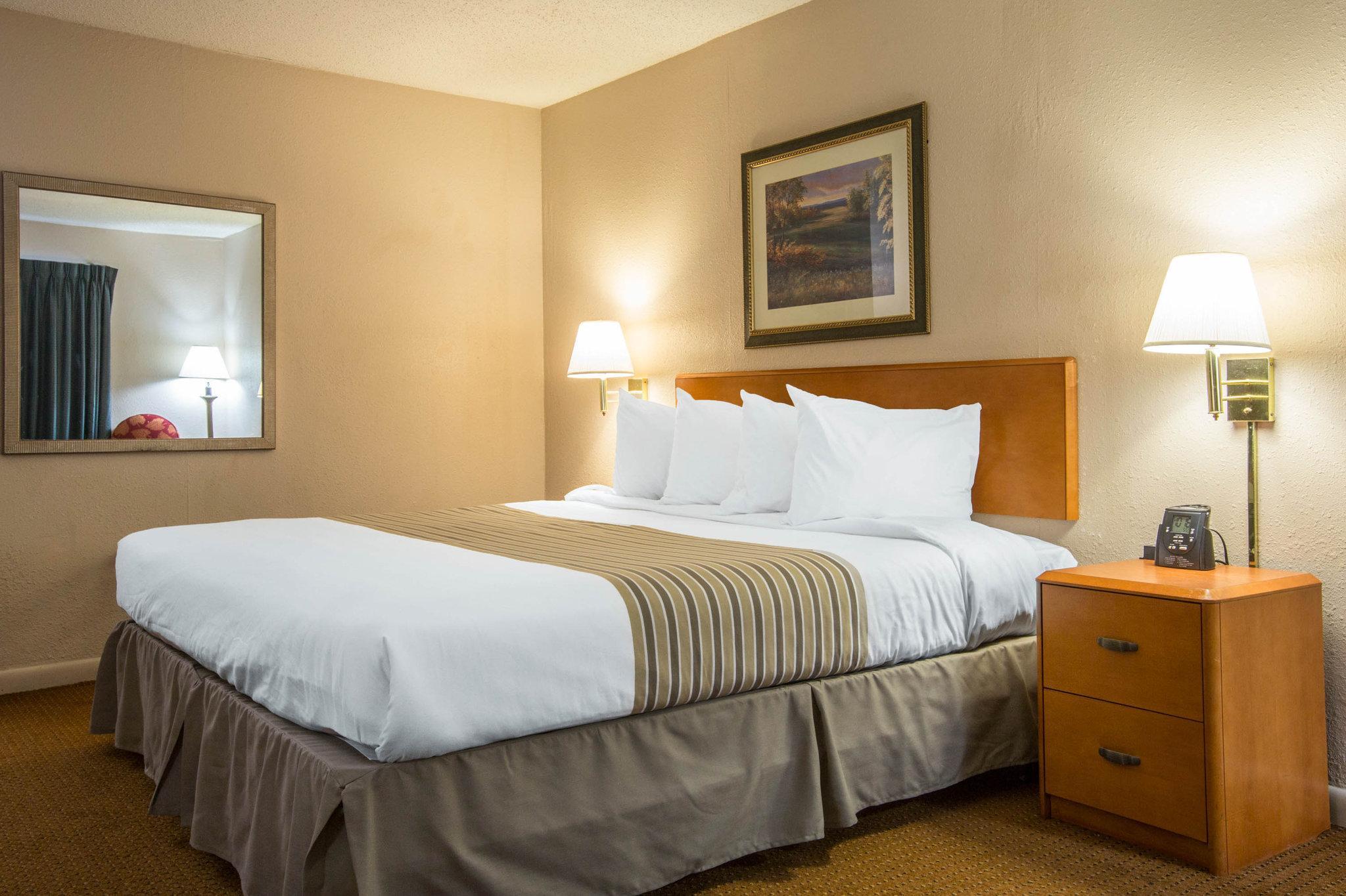 Econo Lodge Inn & Suites At Fort Moore Columbus Exterior foto