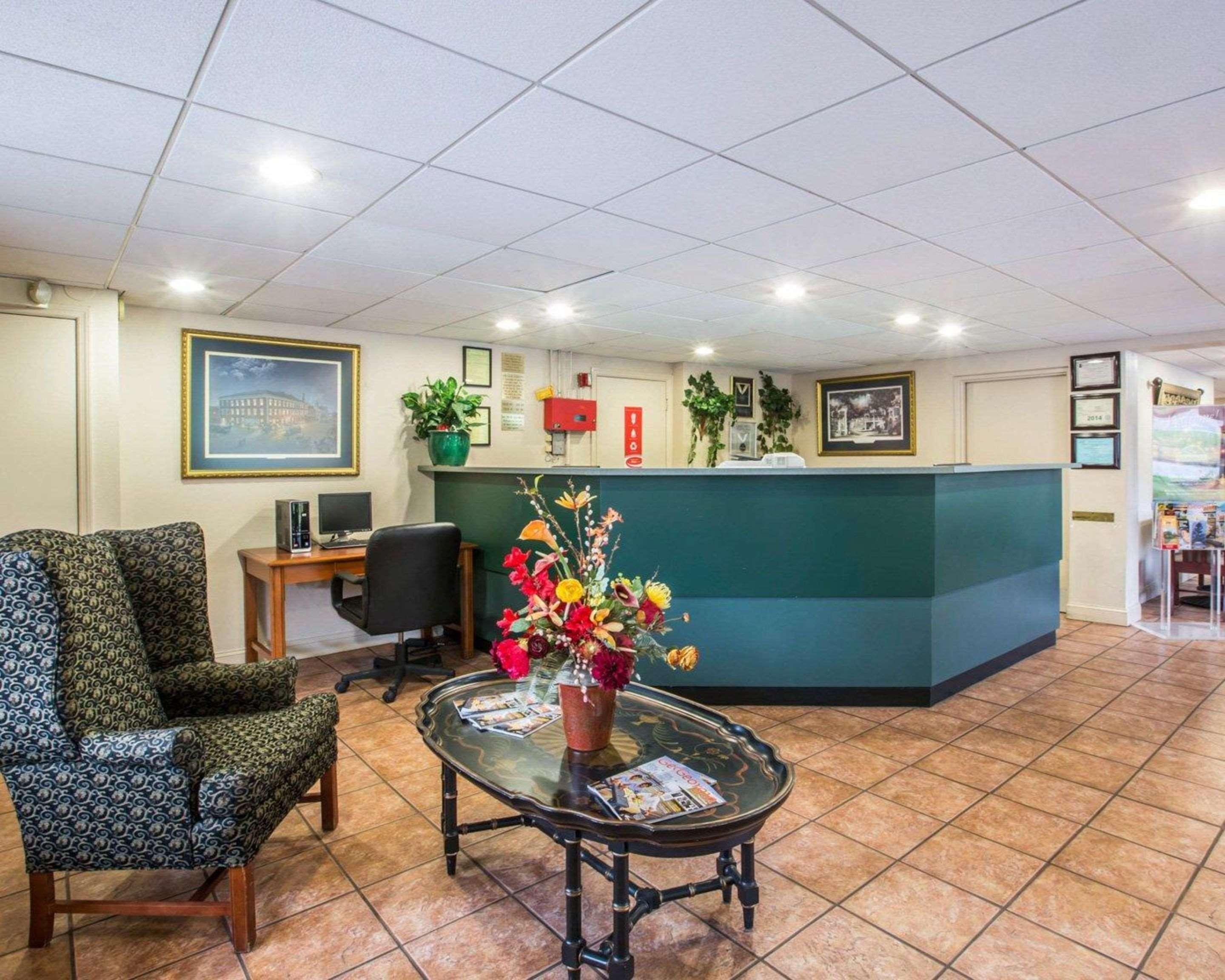 Econo Lodge Inn & Suites At Fort Moore Columbus Exterior foto