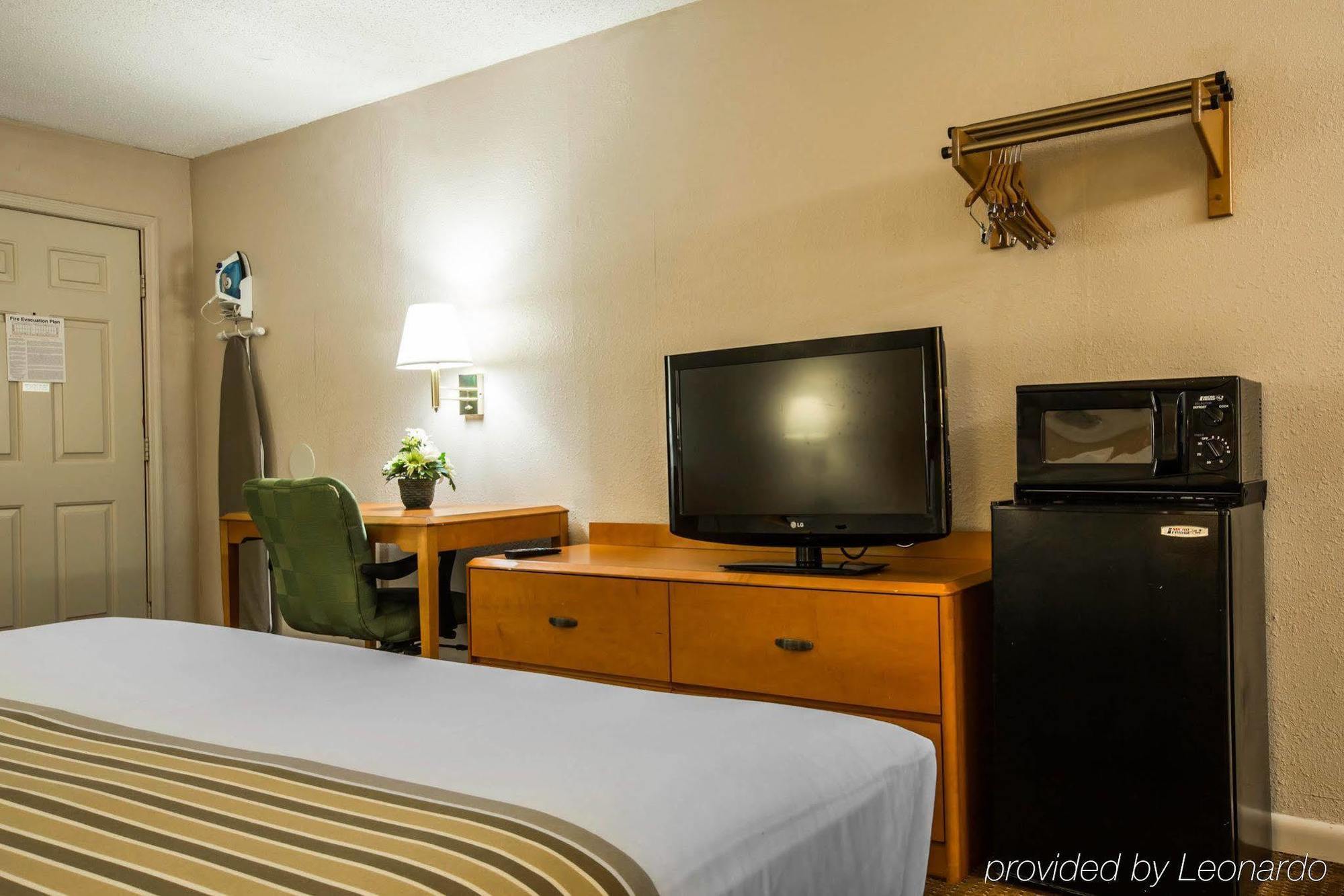 Econo Lodge Inn & Suites At Fort Moore Columbus Exterior foto